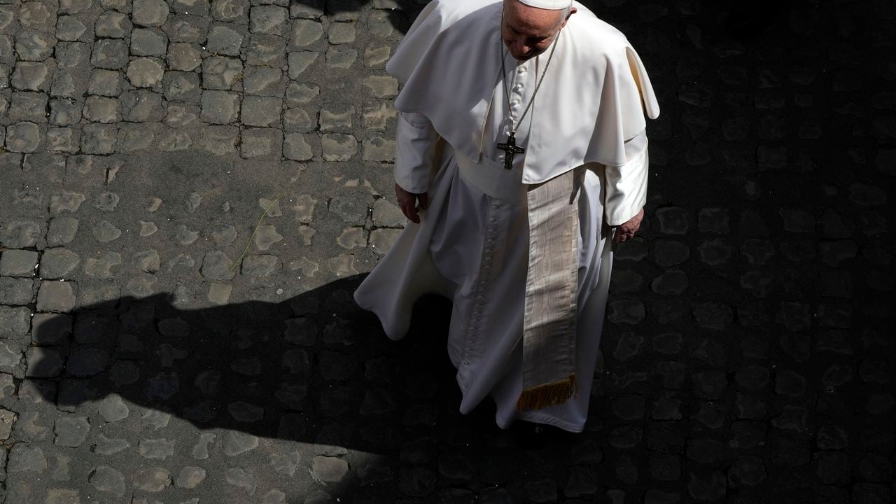 El papa Francisco camina durante su audiencia semanal por el patio de San Damaso, en el Vaticano, el 9 de junio de 2021. (AP Foto/Alessandra Tarantino)