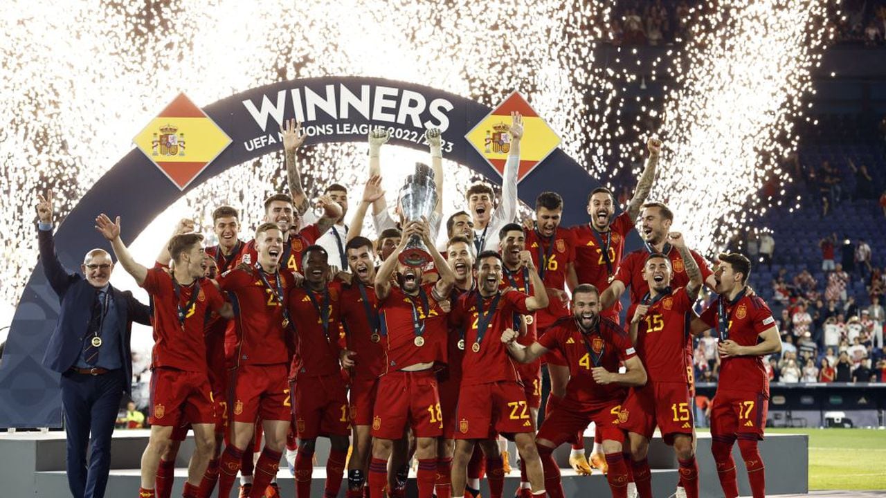 Jugadores de la Selección España con el trofeo de la Liga de Naciones.