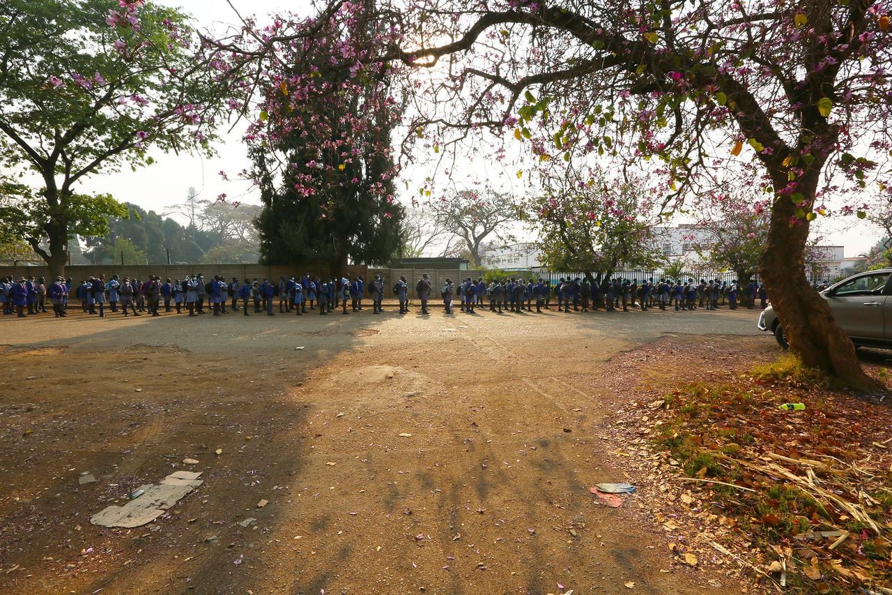 A las escuelas de Zimbawe, vuelven sus estudiantes.