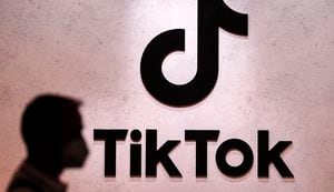 Logo de TikTok, red social que se ha convertido en el principal rival de Instagram. 
(AP Foto/Martin Meissner, archivo)