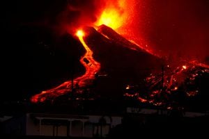 La lava fluye junto a una casa tras la erupción de un volcán en el parque nacional Cumbre Vieja en El Paso, en la isla canaria de La Palma, el 19 de septiembre de 2021. Foto REUTERS / Borja Suarez