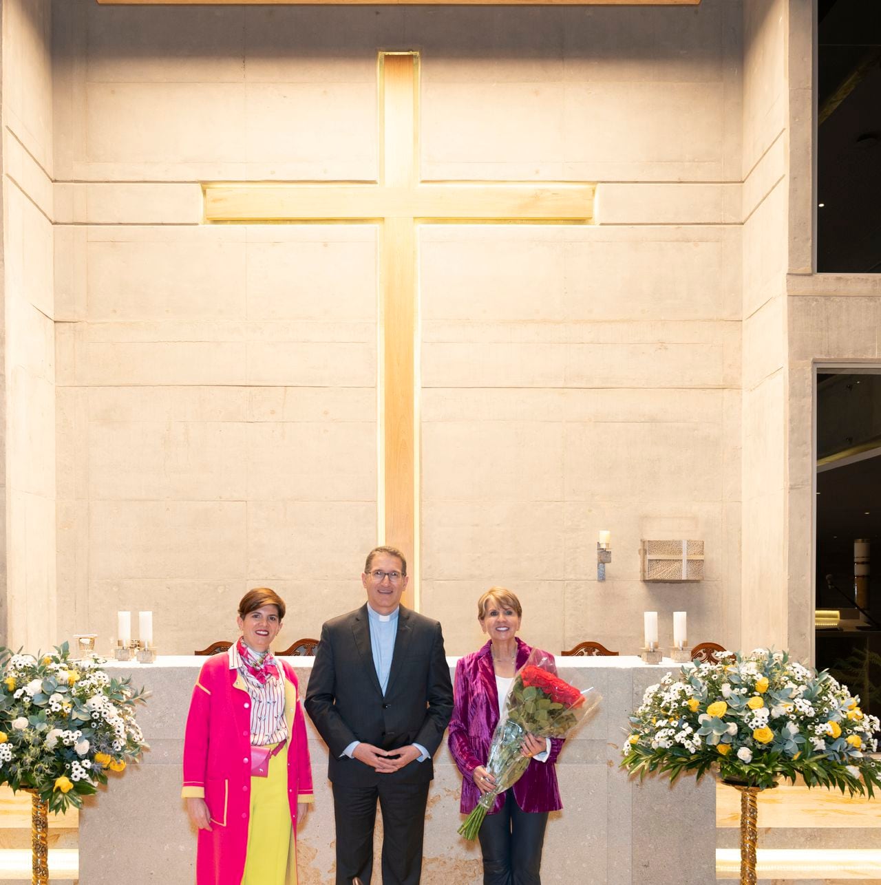 Natalia Pérez Rojas, directora administrativa y financiera; monseñor Manuel Alí Herrera; Raquel Lucía Rojas Rodríguez, rectora.