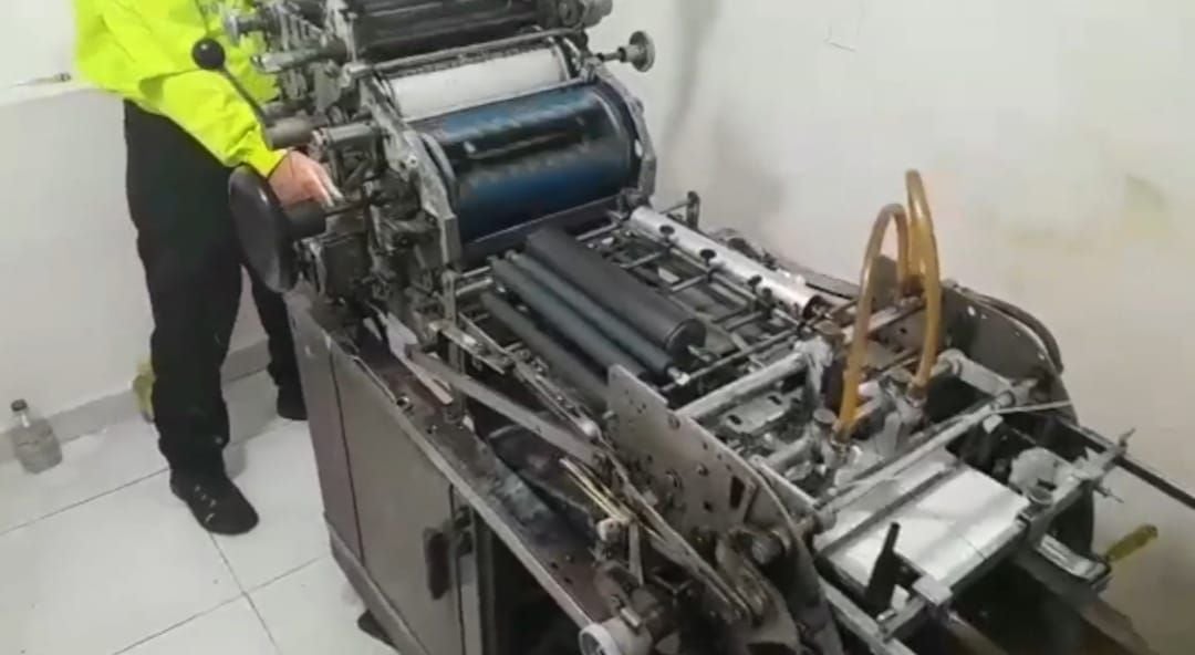 Con esta máquina litográfica modificada en sus rodillos, la red trasnacional imprimía entre 1 y 2 millones de dólares por mes, según la Policía.