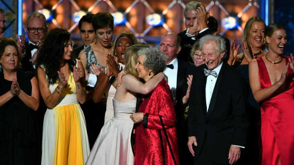 El elenco y el equipo de 'The Handmaid's Tale', junto a Margaret Atwood, reciben el galardón de Mejor Serie Dramática en los premios Emmy de 2017. Crédito: Frederic J. Brown / AFP.