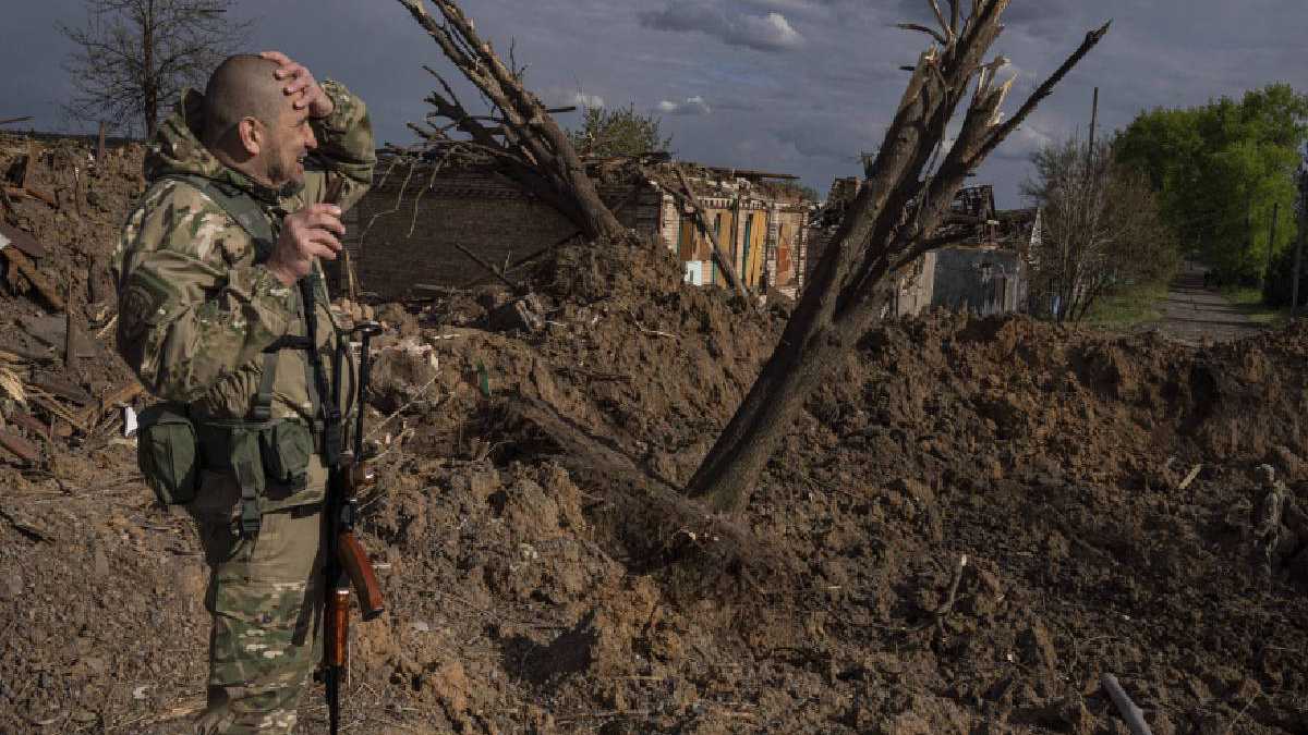 Soldado ucraniano ve la magnitud del a destrucción causada por ataque aéreo de ejército ruso.