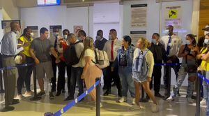 Los pasajeros hicieron una cadena humana en la salida de vuelos nacionales.