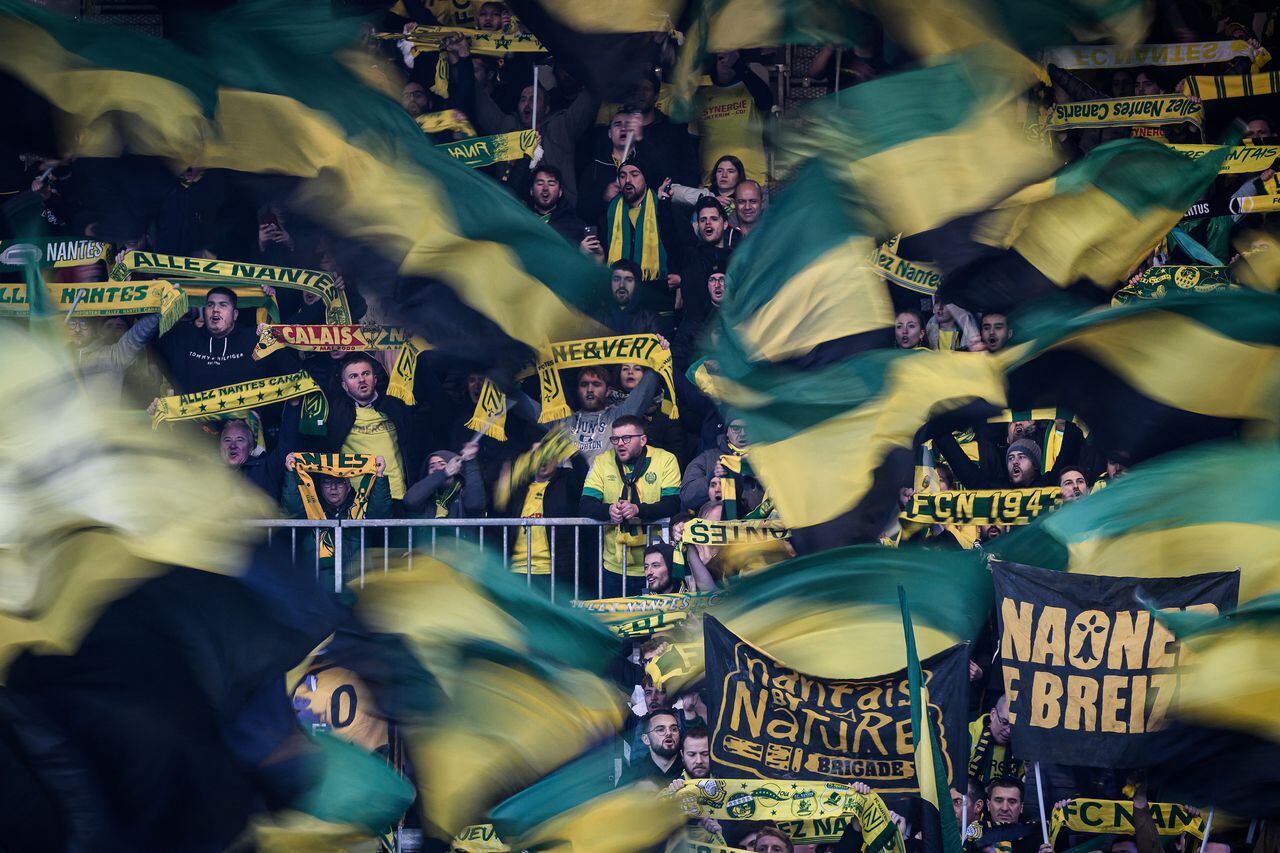Afición del Nantes celebra su paso a la siguiente ronda de la Copa.