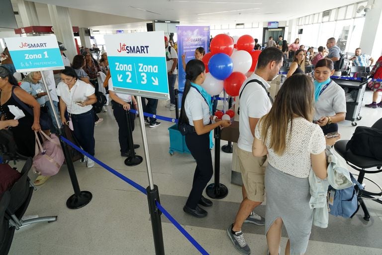 JetSMART Airlines inicia operaciones en el Aeropuerto Internacional Alfonso Bonilla Aragón en Cali con vuelos hacia Cartagena, Medellín y Santa Marta a bajo costos.
