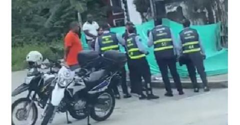 Guarda de tránsito inmovilizó vehículo de policía en Buenaventura y generó controversia; esto pasó.