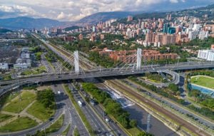 Una vista aérea del emblemático puente de la ciudad de Medellín llamado 4 Sur o (4to Sur) que conecta los lados Occidental y Oriental de la ciudad sobre el Río Medellín.

