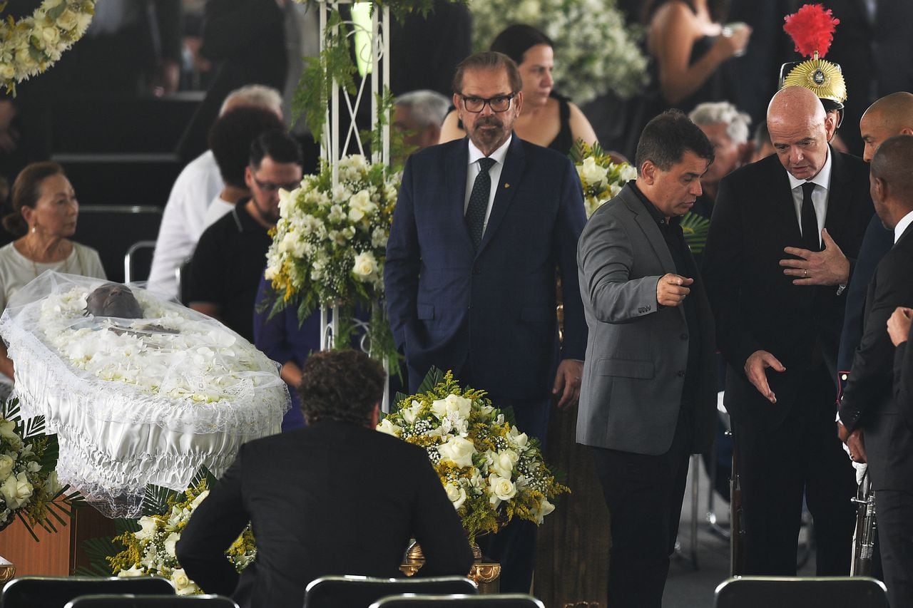 Divulgan primeras fotos del cadáver de Pelé durante su funeral; así quedó  'O Rei'