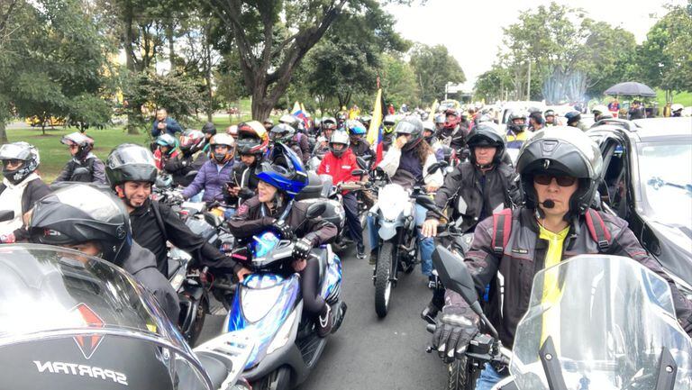 Masiva asistencia de motociclistas a la movilización contra los aumentos en el precio de la gasolina, en Bogotá.