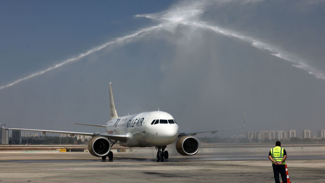 Un avión Gulf Air A320 procedente de la capital de Bahrein, Manama, es recibido cuando llega al aeropuerto Ben Gurion cerca de Tel Aviv el 30 de septiembre de 2021. - El avión de Gulf Air inició el primer vuelo comercial entre Bahrein e Israel un año después de la normalización diplomática. relaciones. (Foto de EMMANUEL DUNAND / AFP)