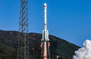 Un cohete portador Long March 3B que lleva el satélite Gaofen-13 02 despega del Centro de Lanzamiento de Satélites de Xichang el 17 de marzo de 2023 en Xichang