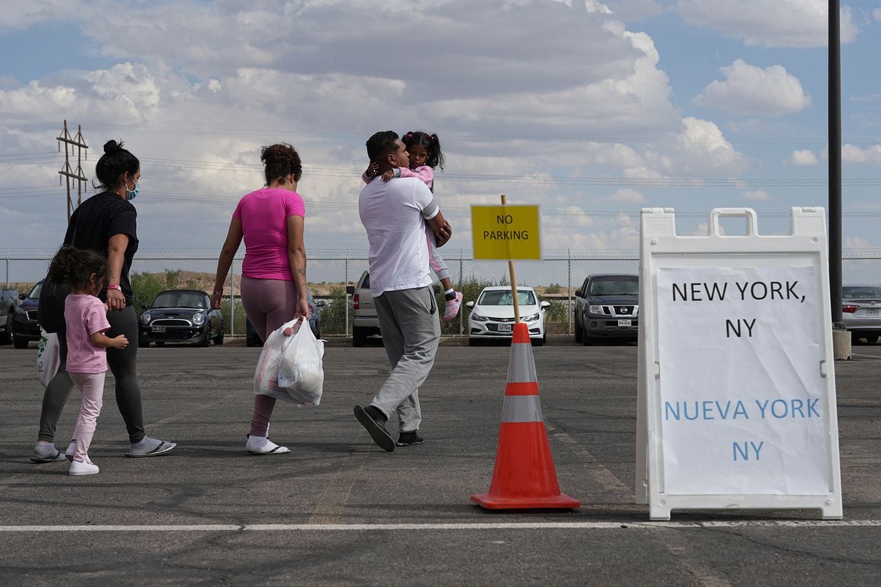 En imágenes : Migrantes que logran curzar la frontera los transportan hacia el norte de EE. UU