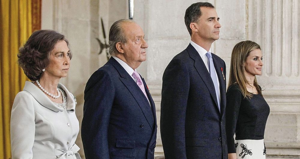 La abdicación de Juan Carlos, en 2014. La reina Sofía prefiere a su hijo Felipe de rey porque tiene más influencia sobre él que sobre su esposo.