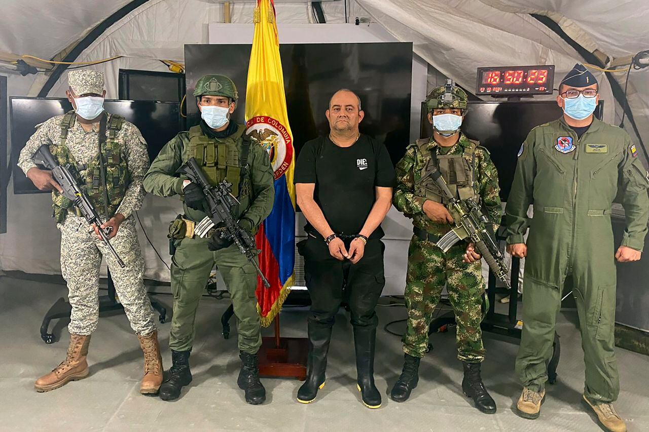 En esta foto difundida por la oficina de prensa de la presidencia de Colombia, uno de los narcotraficantes más buscados del país, Dairo Antonio Usuga, alias "Otoniel", líder del violento cartel Clan del Golfo, es presentado ante los medios en una base militar en Necoclí, Colombia, 23 de octubre de 2021.