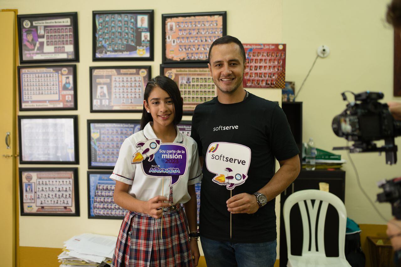 María Paulina Millán junto a su tío, John Alejandro Medina, desarrollador de software de Softserve Colombia.