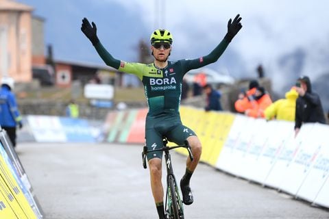 MADONE D'UTELLE, FRANCE - MARCH 09: (EDITOR'S NOTE: Alternate crop) Aleksandr Vlasov of Russia and Team BORA - hansgrohe celebrates at finish line as stage winner during the 82nd Paris - Nice 2024, Stage 7 a 103.7km stage from Nice to Madone d'Utelle 1166m / Route modified due to adverse weather conditions / #UCIWT / on March 09, 2024 in Madone d'Utelle, France. (Photo by Alex Broadway/Getty Images)