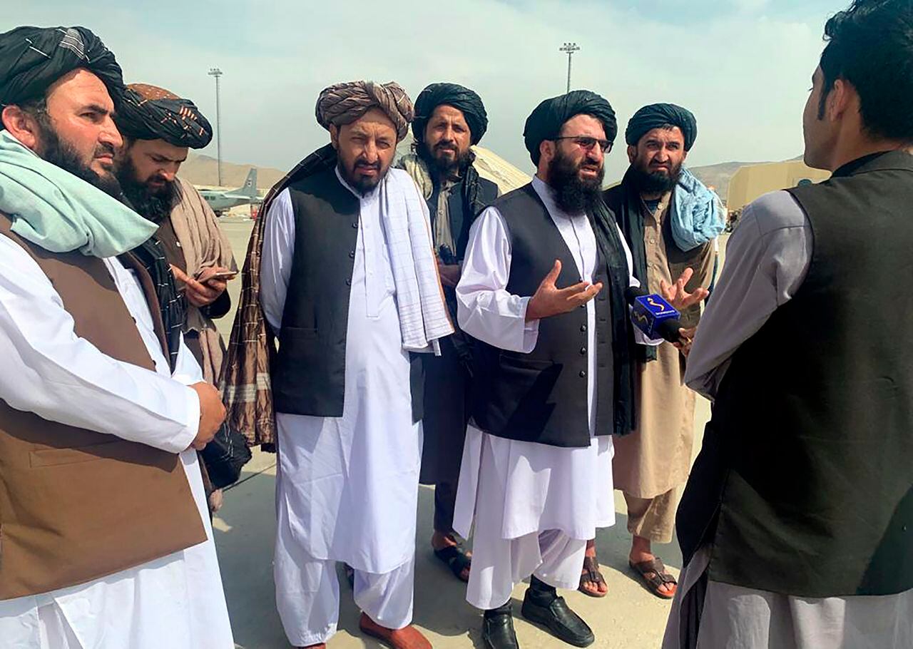 Líderes talibanes son entrevistados por periodistas dentro del Aeropuerto Internacional Hamid Karzai en Kabul, Afganistán, tras retomar el control gracias a la salida de Estados Unidos.