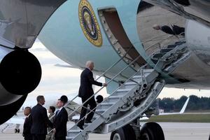 El presidente de EE. UU., Joe Biden, directo a Israel, sube la escalerilla del Air Force One en la base aérea de Andrews, Maryland, el martes 17 de octubre de 2023. (AP Foto/Susan Walsh)