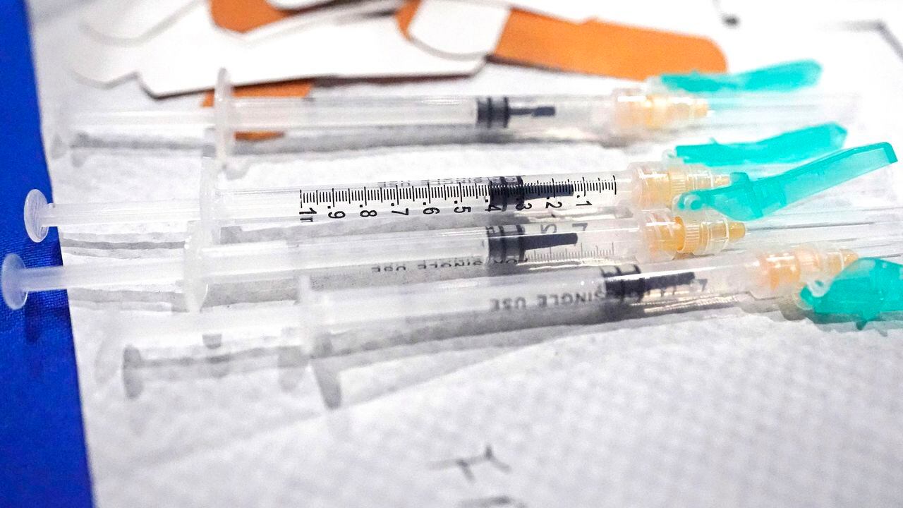 Las jeringas cargadas con la vacuna Pfizer están listas para usarse en un sitio de vacunación COVID-19 abierto en el Auditorio Rose E. McCoy en el campus de la Universidad Estatal de Jackson en Jackson, Miss. (Foto AP / Rogelio V. Solis)