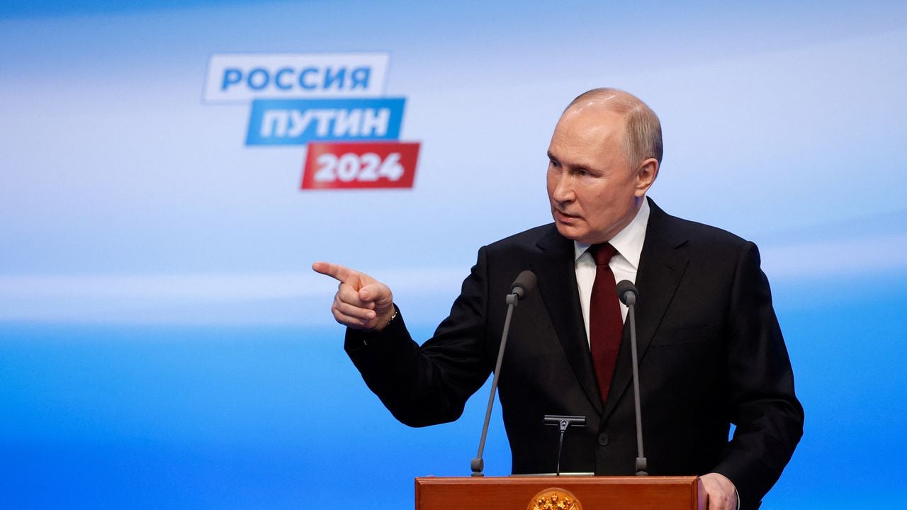 El candidato presidencial ruso y presidente en ejercicio, Vladimir Putin, hace gestos mientras habla después del cierre de los colegios electorales, en Moscú, Rusia, el 18 de marzo de 2024