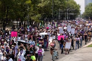 La gente participa en una marcha para exigir justicia para las víctimas de violencia de género y feminicidios tras la muerte de Debanhi Escobar. Foto REUTERS/Quetzalli Nicte-ha