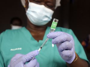 Una enfermera prepara una de las vacunas contra el COVID-19 en Nigeria, con el fármaco de AstraZeneca producido por el Serum Institute of India y distribuido a través de la iniciativa global COVAX, en el hospital Yaba Mainland de Lagos, Nigeria. (AP Foto/Sunday Alamba, archivo)