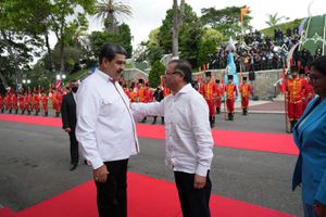 Apretón de brazos entre Gustavo Petro y Nicolás Maduro.