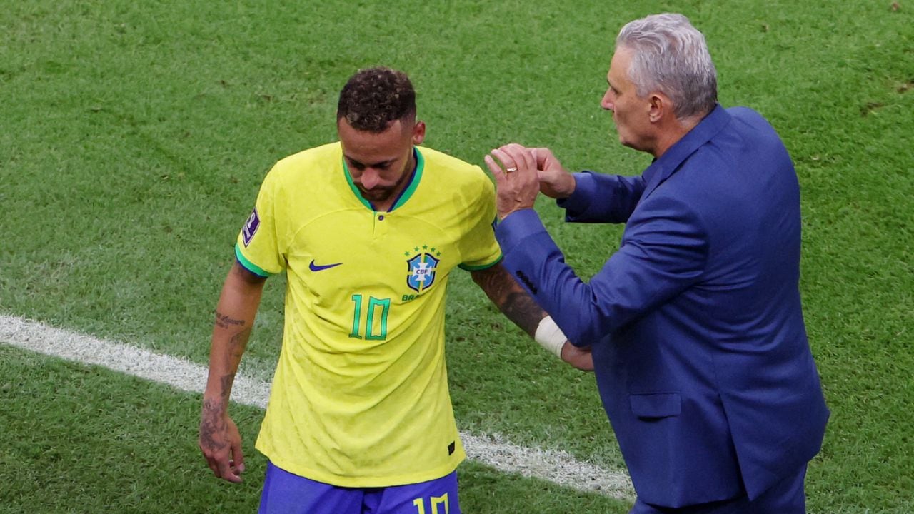 Soccer Football - FIFA World Cup Qatar 2022 - Group G - Brazil v Serbia - Lusail Stadium, Lusail, Qatar - November 24, 2022 Brazil coach Tite with Neymar after he was substituted REUTERS/Molly Darlington