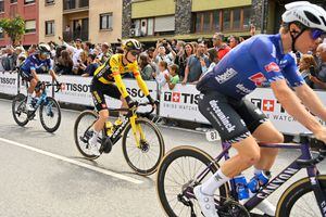 El ciclista danés del equipo Jumbo-Visma, Jonas Vingegaard (C), participa en el inicio de la cuarta etapa de la vuelta ciclista a España 2023, una carrera de 184,6 km desde Andorra la Vella a Tarragona, en Andorra, el 29 de agosto de 2023. (Foto de Pau BARRENA/AFP)