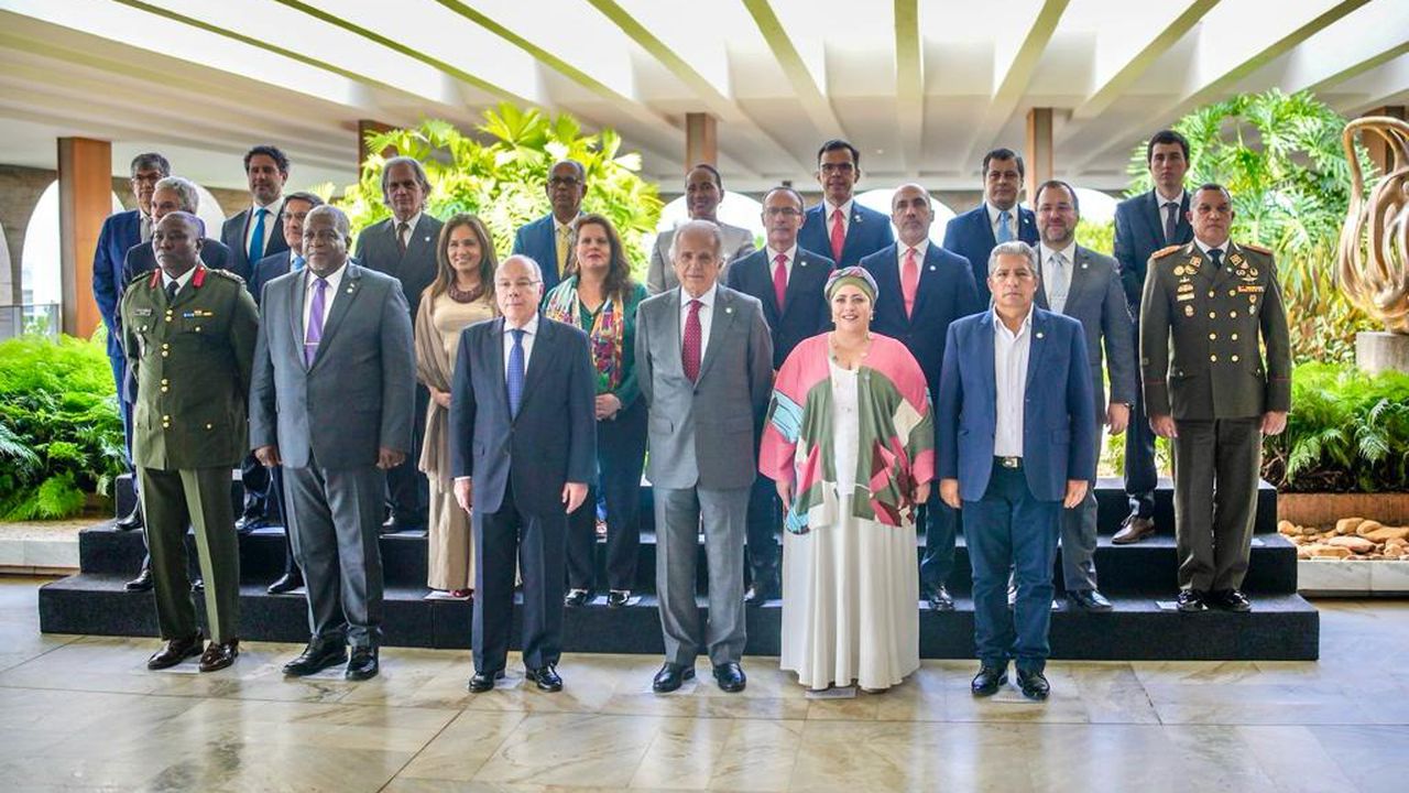 En el Palacio Itamaraty, se celebró la 'Primera Reunión Sudamericana de Diálogo entre Ministros de Defensa y de Relaciones Exteriores', convocada dentro del marco del Consenso de Brasilia.