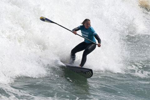 La colombiana Isabella Gómez compite durante la final por la medalla de oro de SUP en surf femenino de los Juegos Panamericanos Santiago 2023 en la playa Punta de Lobos en Pichilemu, Chile, el 30 de octubre de 2023. (Foto de ERNESTO BENAVIDES / AFP)