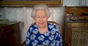 Imagen de la reina Isabel II durante la videollamada  (Buckingham Palace via AP)