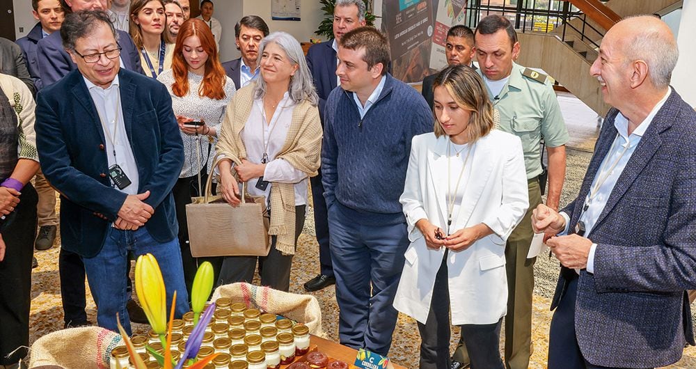   El presidente Gustavo Petro y varios de los integrantes de su gabinete recorrieron la planta de la Compañía Nacional de Chocolates, una de las 48 empresas de Nutresa.