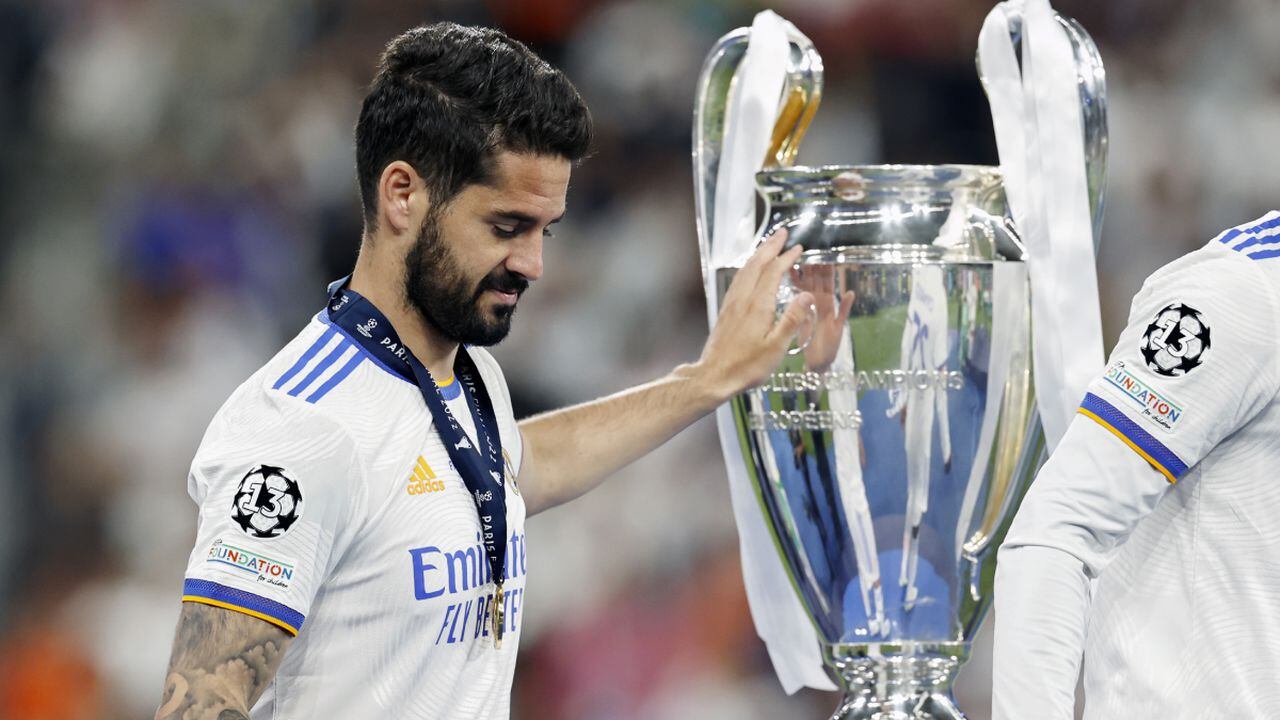 PARIS - Isco of Real Madrid with UEFA Champions League trophy, Coupe des clubs Champions Europeans during the UEFA Champions League final match between Liverpool FC and Real Madrid at Stade de Franc on May 28, 2022 in Paris, France. ANP | DUTCH HEIGHT | MAURICE VAN STONE (Photo by Getty Images/ANP)