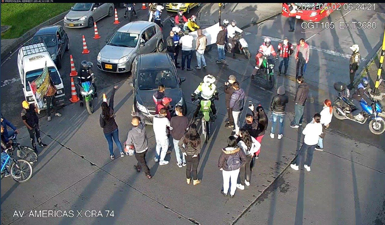 Protesta adelantada por propietarios de vehículos tipo Chana de servicio especial y particular, que generó trancones en inmediaciones del portal Américas, en el suroccidente de Bogotá.