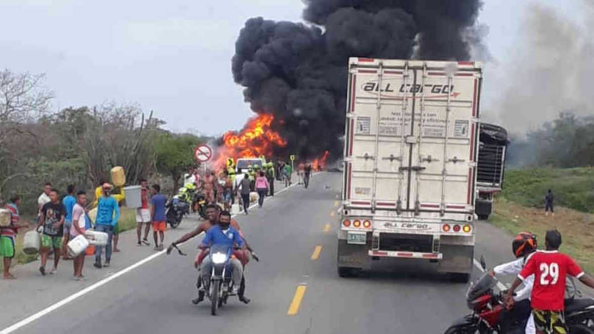 Momento de la explosión del camión cisterna en el kilómetro 48 de la vía Ciénaga - Barranquilla.