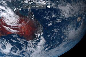 Una columna se eleva sobre Tonga cuando el volcán submarino Hunga Tonga-Hunga Ha'apai entró en erupción en esta imagen de satélite tomada por Himawari-8, un satélite meteorológico japonés operado por la Agencia Meteorológica de Japón, el 15 de enero de 2022. Foto Instituto Nacional de Tecnologías de la Información y las Comunicaciones (NICT)/Folleto a través de REUTERS 