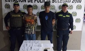 Los dos hombres fueron presentados por la Policía como presuntos responsables de lanzar panfletos a establecimientos comerciales en Soledad