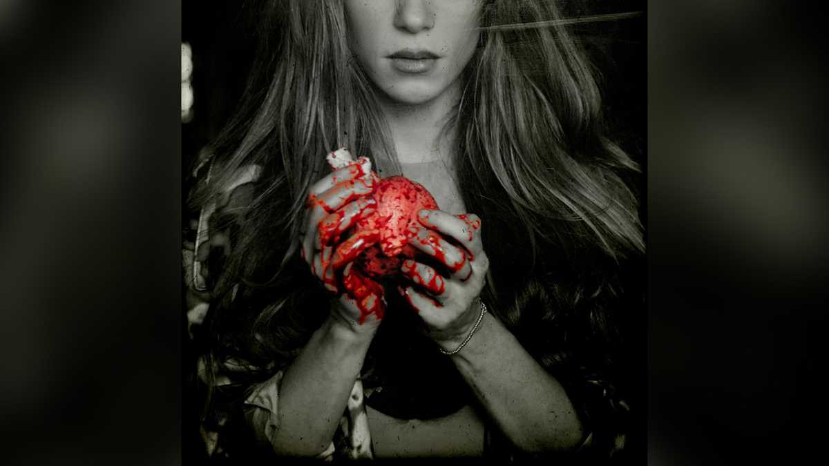 Shakira con un corazón en la mano para su nueva canción.