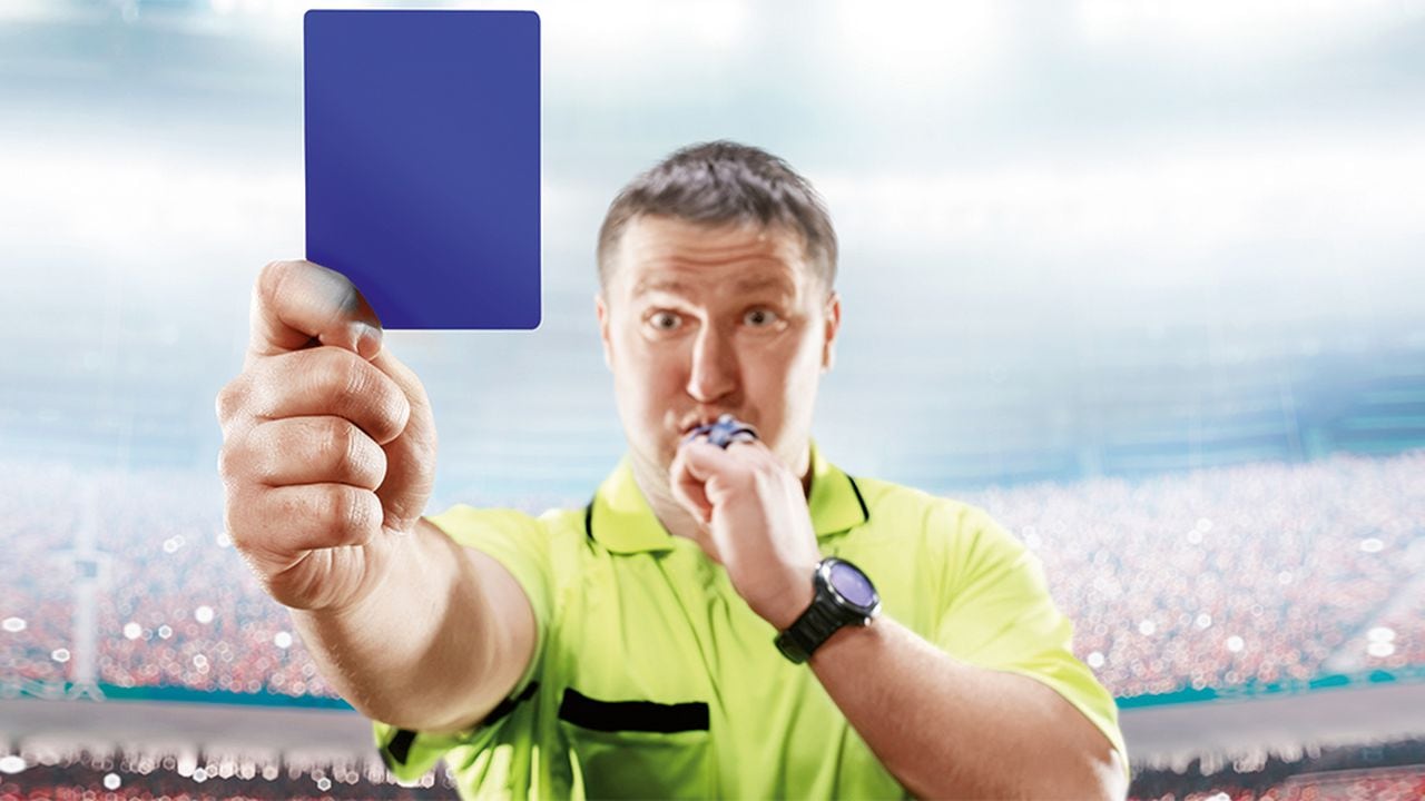   La propuesta ha generado división al considerar que la tarjeta azul solamente generaría confusiones en el fútbol.