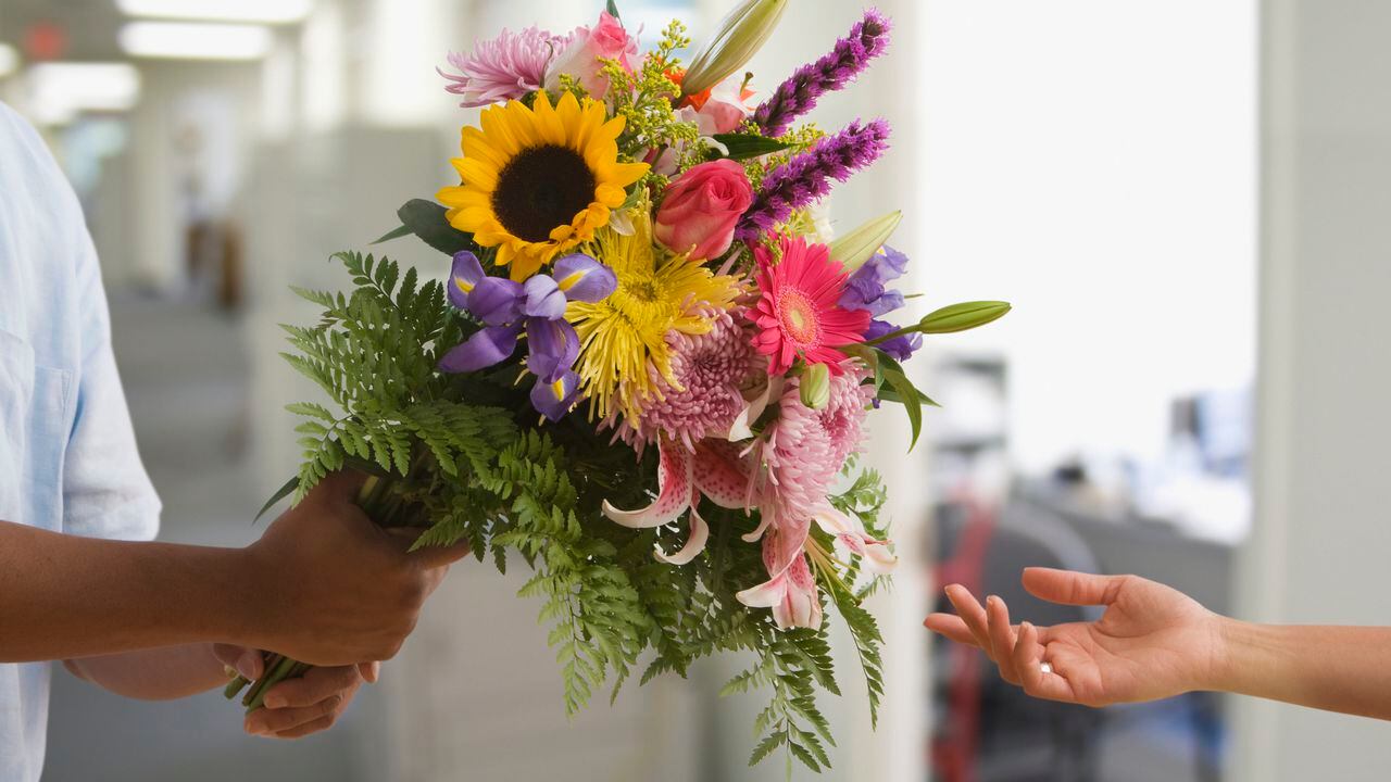 Regalar flores podría mejorar el estado de ánimo de una persona.