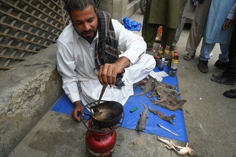 El vendedor Yasir Ali prepara el bálsamo "sanda tael" en el mercado Raja de Rawalpindi.