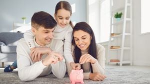 Familia feliz ahorra dinero en un cerdo alcancía. Concepto de ahorro de finanzas de dinero.