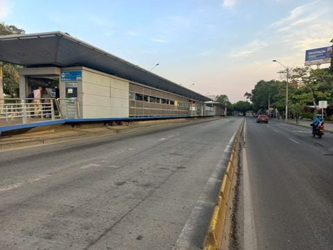 La estación de El Lido es la que antecede a la Unidad Deportiva y su entrada se ubica en la Calle 5 con Carrera 44.
