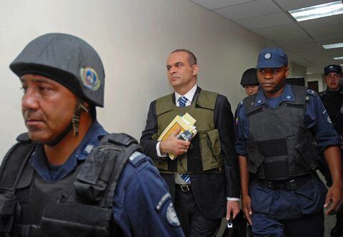 Mancuso llegando a un tribunal para testificar ante un fiscal de distrito en Medellín en 2007.