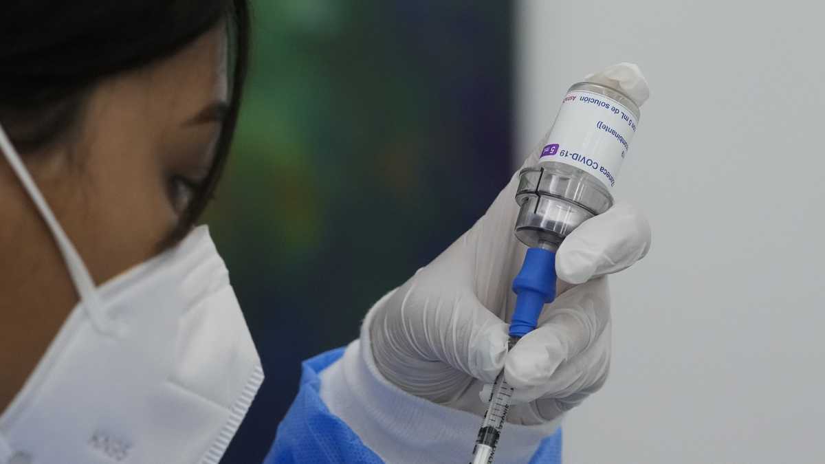 Trabajadores de la salud, dosis vacuna covid-19. (AP Photo/Arnulfo Franco)