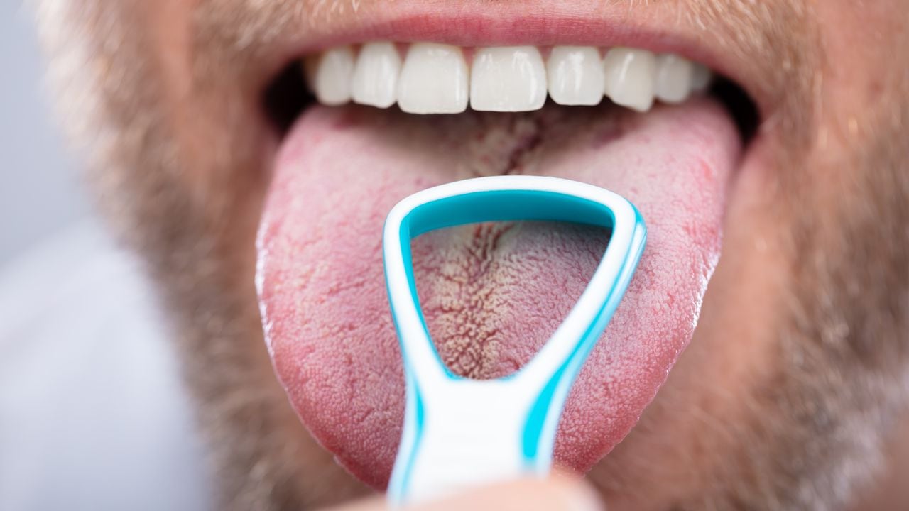 Según el doctor Jaime Jiménez, a diario una gran cantidad de bacterias se acumulan en la lengua, las cuales pueden ocasionar problemas de salud y de mal aliento.